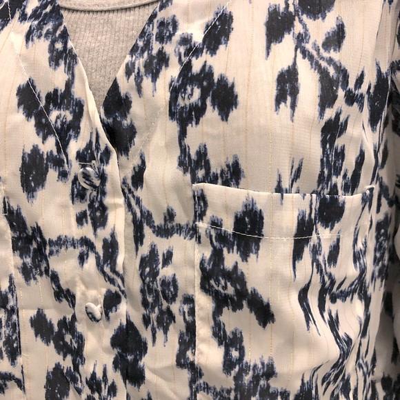 💖 NWOT BKE Boutique top! Semi-sheer white fabric w/ navy floral & gold stripes - Picture 2 of 12